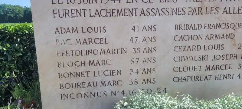 La plaque sur le monument des Roussilles, Saint-Didier-de-Formans, Ain, érigé en l'honneur des 30 résistants assassinés par la Gestapo le 16 juin 1944, dont 2 survécurent aux balles.