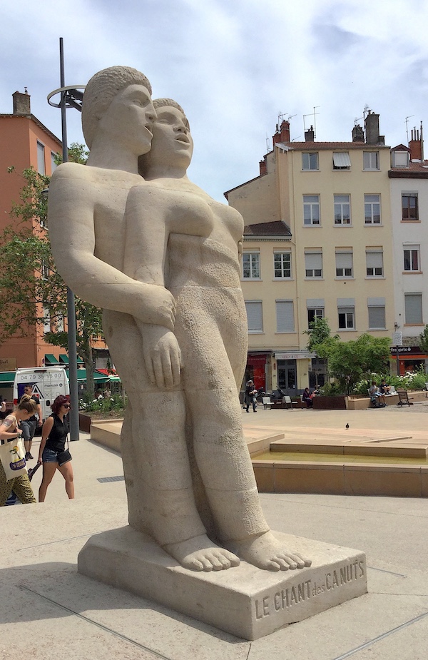 Statue Le chant des Canuts, place des Tapis