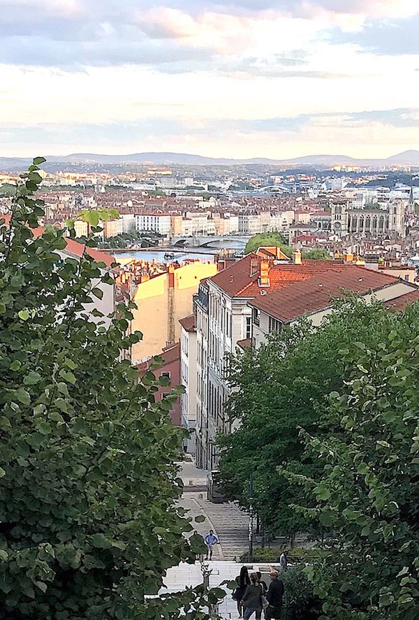 La vue depuis l'esplanade de la Grande-Côte : cathédrale Saint-Jean, hôtel de région, Saône, Feyzin, passerelle du palais de Justice