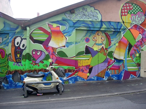 Fresque permanente sur un garage rue Pierre Lemot - Photo prise en 2012