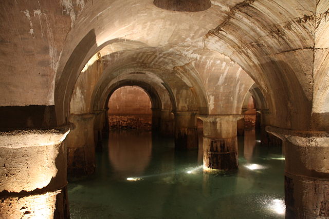Usine des eaux de Saint-Clair, bassin filtrant — Par Otourly - Travail personnel, CC BY-SA 3.0, https://commons.wikimedia.org/w/index.php?curid=21752513
