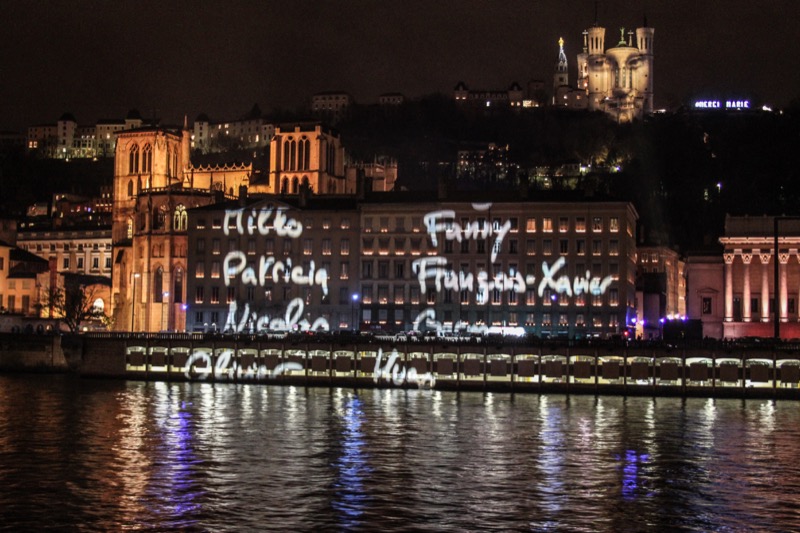 Les prénoms des 130 victimes ont défilé sur les façades des quais en clôture de chaque projection de "Regards" de Daniel Kniffer. À 22 heures, les cloches de la cathédrale Saint-Jean ont sonné le glas. Parmi les 130, le prénom d'une Lyonnaise, Caroline.