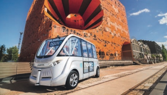 Véhicule automatique sans pilote Navya Arma devant le cube orange, quai Rambaud, quartier Confluence, Lyon