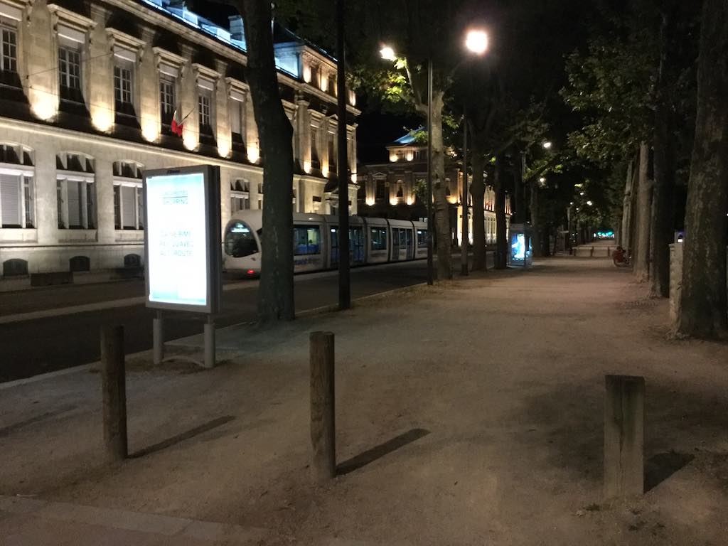 Lyon face aux universités, tramway passant alors que chantent les cigales