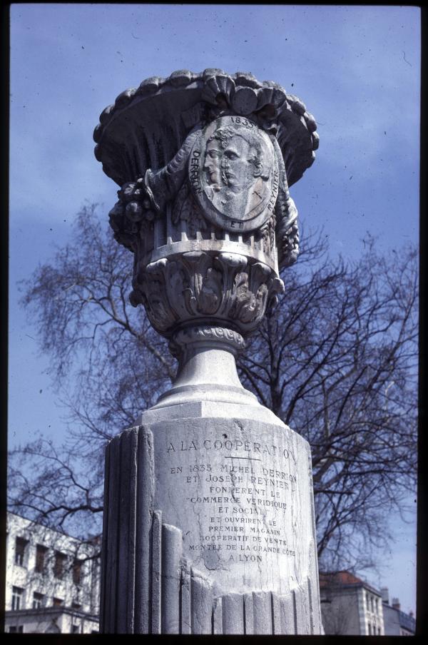 Monument-hommage-Derrion-Reynier