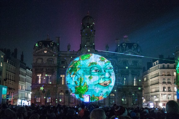 Place des Terreaux, "Sens dessus dessous" création de Joseph Couturier, fête des lumières 2016, photo de Lyon Visite