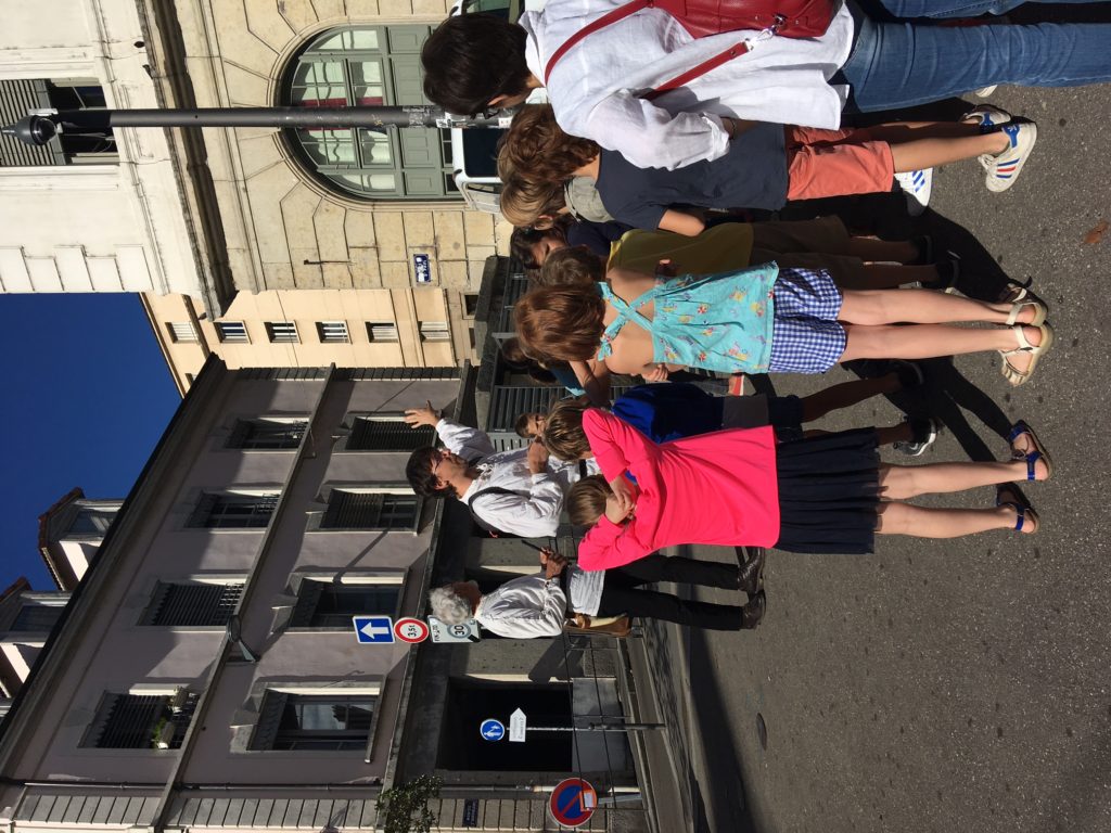 Visite scolaire dans le Vieux Lyon avec notre guide Alexandre et un musicien