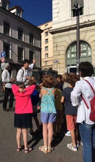 Visite scolaire dans le Vieux Lyon avec notre guide Alexandre et un musicien