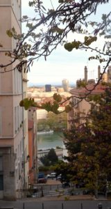 Vue sur le Rhône depuis une traboule au flanc de Croix-Rousse