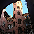 La tour rose dans le Vieux Lyon