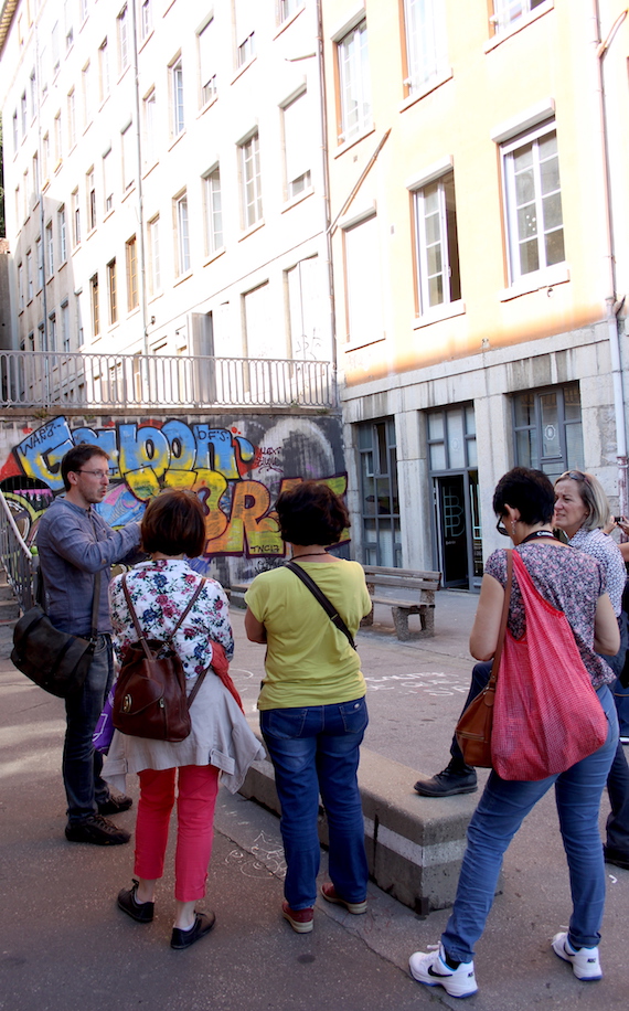 Guide conférencier Lyon visite devant une œuvre street-art  sur les pentes de la Croix-Rousse