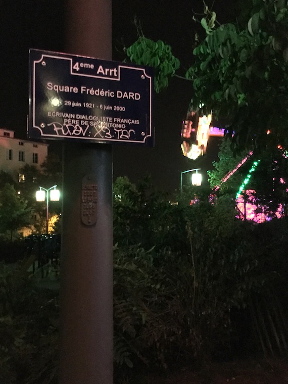 Plaque du square Frédéric Dard pendant la fête foraine de la Vogue des marrons