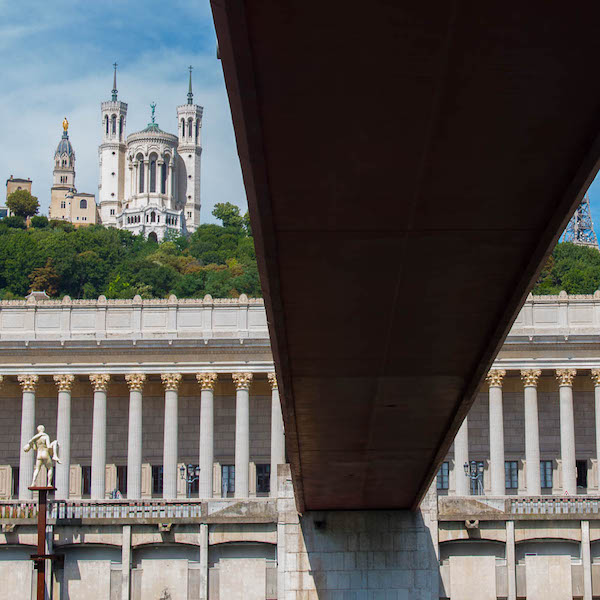 Basilique de Fourvière et Tribunal depuis la Saône, sous la passerelle du Palais de justice — Photo Sandrillon