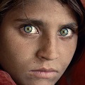 Sharbat Gula, Afghan Girl. Peshawar, Pakistan, 1984. By McCurry – DR