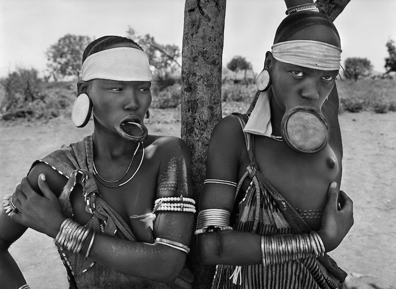 Photo Sebastião Salgado — Des Indiens waura pêchenr dans le lac de Piyulaga. État du Mato Grosso. Brésil. 2005. 