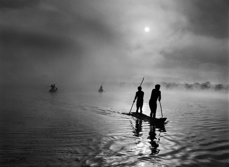 Photo Sebastião Salgado — Des Indiens waura pêchenr dans le lac de Piyulaga. État du Mato Grosso. Brésil. 2005. 