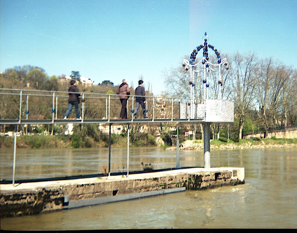 Belvédère de perles de Jean-Michel Othoniel sur la Saône, en aval de l'Île Barbe, photo Gilles Bertin en argentique, Agfa Clak 6x9