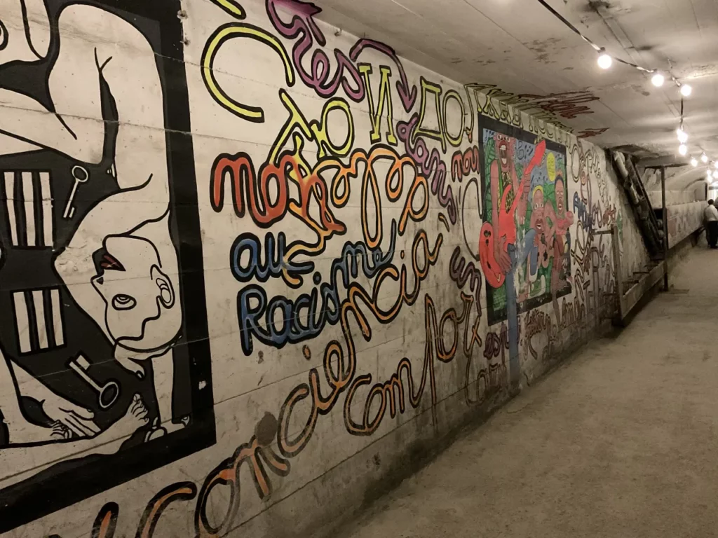 street art avec Chamizo dans le couloir des anciennes prisons Saint Paul Saint Joseph