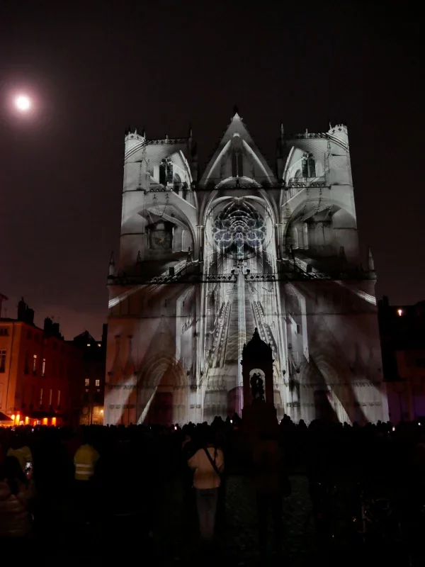 Lumina, par László Zsolt Bordos - Cathédrale Saint-Jean - Fête des lumières 2025, Lyon