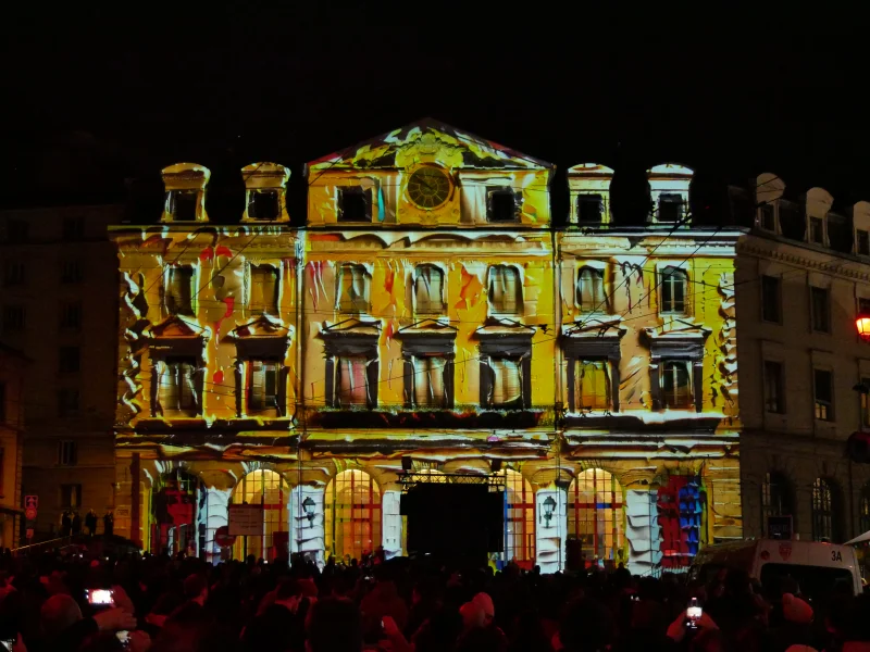Fête des lumières Lyon 2025, jeune création Gare Saint Paul - Vali Chincișan, roumain, Panagiotis Tomaras, grec et Svitlana Reinish