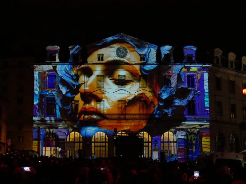 Fête des lumières Lyon 2025, jeune création Gare Saint Paul - Vali Chincișan, roumain, Panagiotis Tomaras, grec et Svitlana Reinish